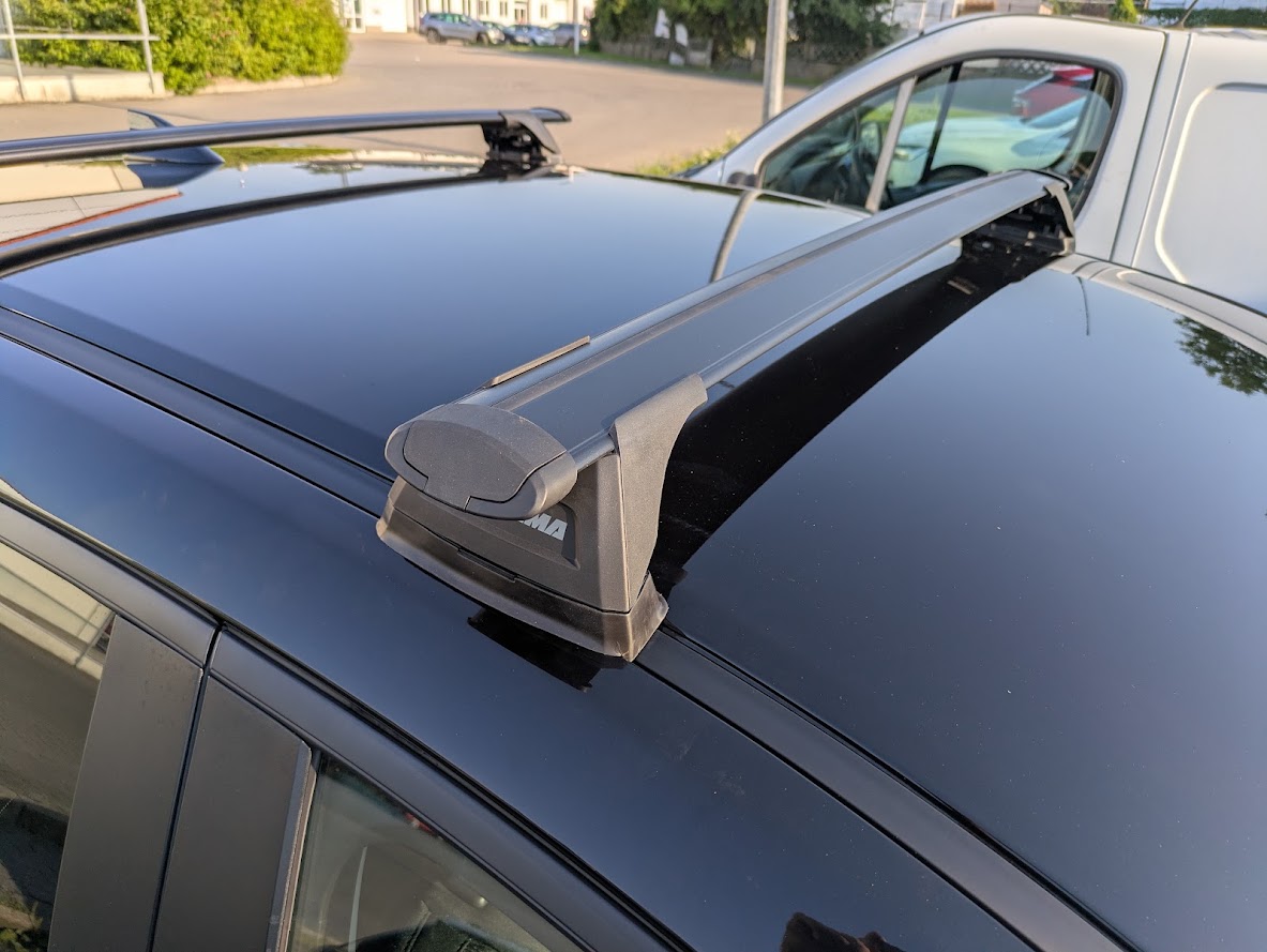 Zbliżenie na wystającą końcówkę belki i stopę Yakima ThruBar Black